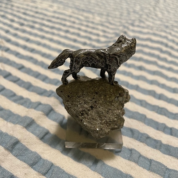 Yosemite National Park souvenir small coyote on sparkling rock - Picture 3 of 4